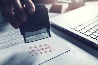 El, belgeye çok gizli bir pul yapıştırdı. gizli bilgi kavramı