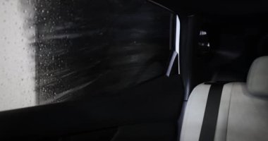 Otomatik oto yıkama fırçaları çalışıyor. iç görünüm