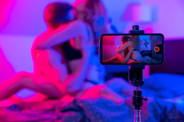 Fiatal Pár Ágyban Videofelvétel Szex Mobiltelefon Kamera Neonfények — Stock Fotó