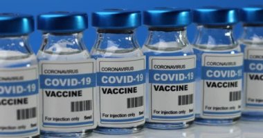 covid-19 aşı - koronavirüs aşı şişeleri. Enjeksiyon tüpleri dönüyor