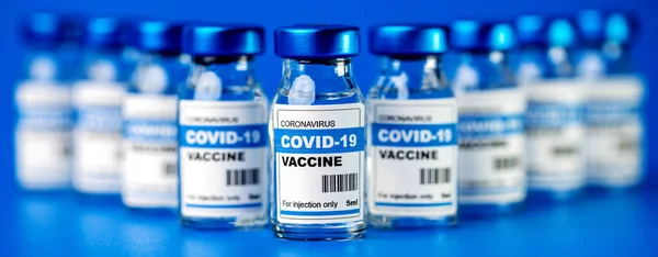 Covid Vaccin Flessen Coronavirus Vaccinatie Injectieflacons Blauwe Achtergrond — Stockfoto