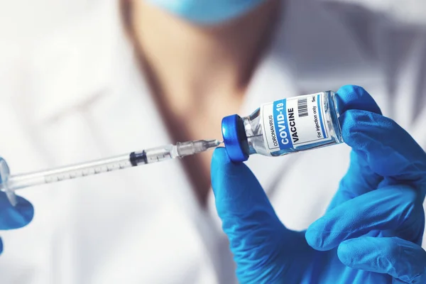 Arts Bereidt Een Dosis Covid Vaccin Voor Vaccinatie Voor Close — Stockfoto