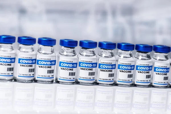 Covid Vaccin Flessen Coronavirus Vaccinatie Injectieflacons Rij Het Laboratorium — Stockfoto