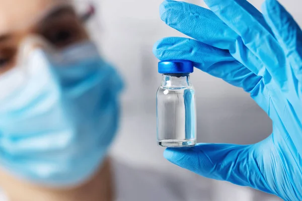 手に空白のワクチンを持った科学者の医療従事者 新製品の発明コンセプト — ストック写真