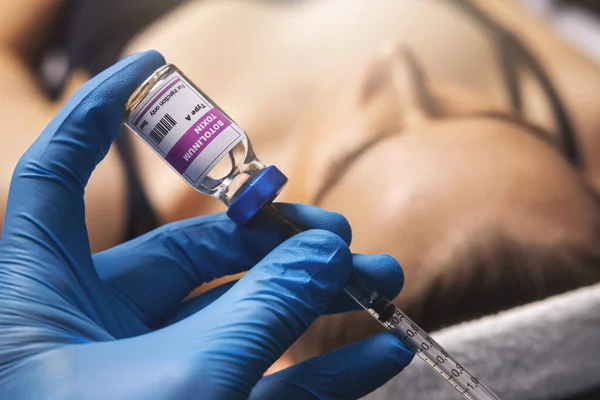 Inyección Cosmética Botox Jeringa Llenado Con Toxina Botulínica —  Fotos de Stock