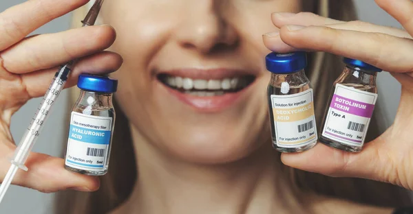 Femme Souriante Avec Flacons Injection Cosmétiques Seringue Dans Les Mains — Photo