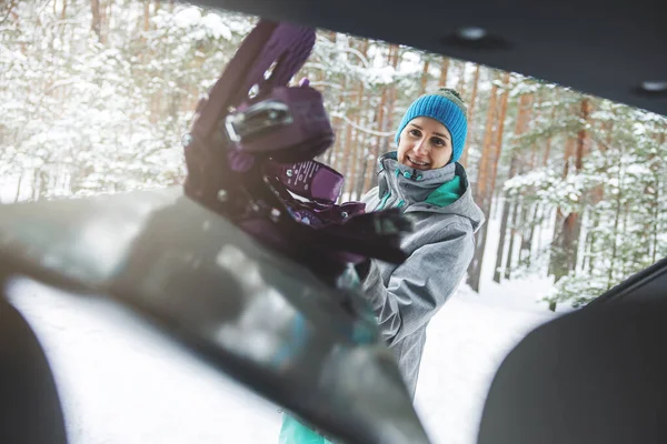 Szczęśliwa Młoda Kobieta Włożyła Snowboard Bagażnika Ferie Zimowe — Zdjęcie stockowe