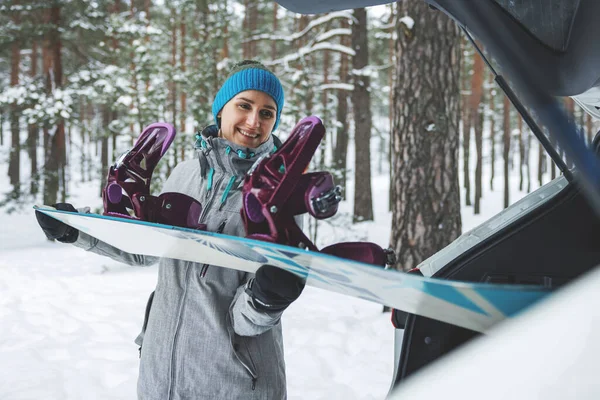 Ευτυχισμένη Νεαρή Γυναίκα Φόρτωσε Snowboard Στο Πορτ Μπαγκάζ Του Αυτοκινήτου — Φωτογραφία Αρχείου