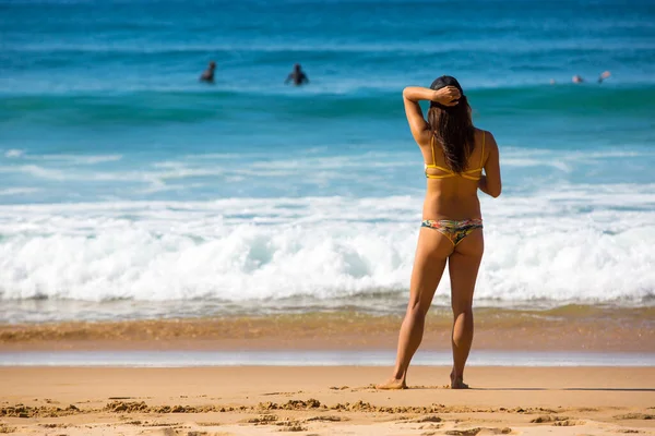一个穿着比基尼的女人的背影 背景是斑马鱼的海滩 复制空间 — 图库照片
