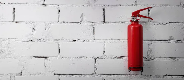 Rode Brandblusser Hangend Aan Witte Bakstenen Muur Banner Kopieerruimte — Stockfoto