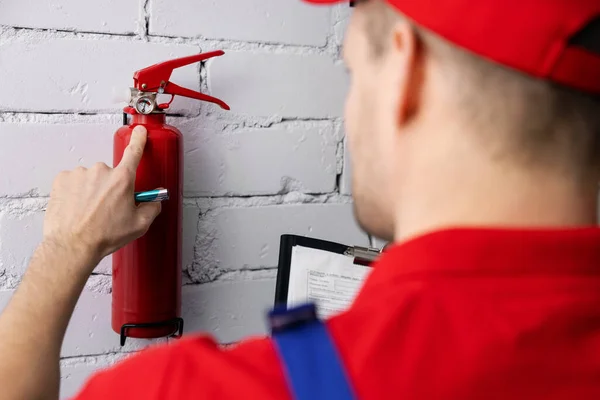 Brandveiligheid Preventie Bedienend Personeel Dat Druk Van Brandblusser Controleert — Stockfoto