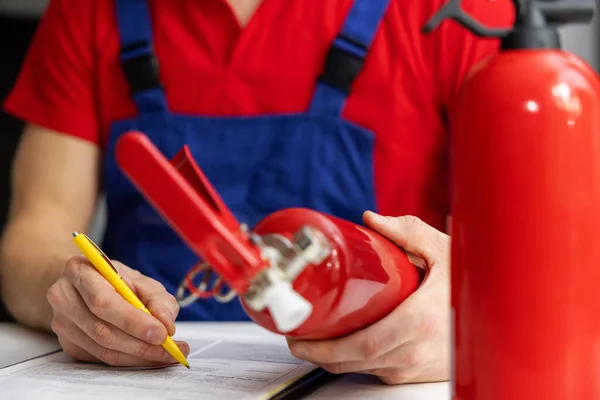 Contrôle Équipement Sécurité Incendie Technicien Entretien Vérifiant État Extincteur Rédigeant — Photo