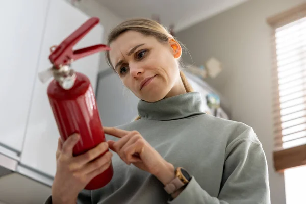 Kvinna Kontrollera Brandsläckare Utgångsdatum Hemma — Stockfoto