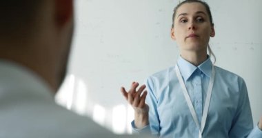 İş liderliği semineri. Kadın konuşmacı bir konferansta motivasyon sunumu yapıyor