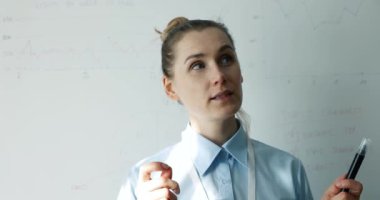 iş semineri konuşmacısı sunum sırasında izleyicilerle konuşuyor