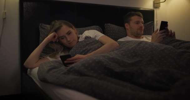 Couple Marié Utilisant Des Téléphones Intelligents Dans Lit Ignorant Autre — Video
