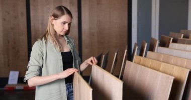 Döşeme dükkanındaki örneklerden kat tasarımını seçen kadın