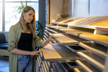 Tasarımcı iç tasarım dükkanından malzeme seçiyor