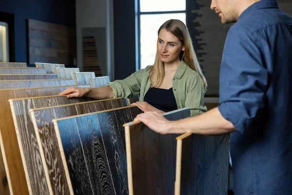 Pareja Joven Elegir Madera Textura Piso Laminado Muestras Tienda Pisos — Foto de Stock