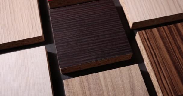 黑色背景上的木制层压板材料样品 — 图库视频影像