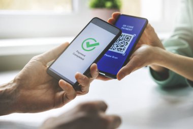 qr kod ödemesi - cep telefonuyla ödeme yapan kişi
