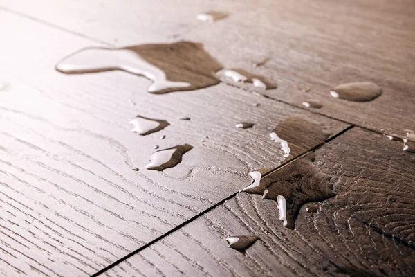 Piso Impermeável Gotas Água Derramada Chão Laminado Madeira — Fotografia de Stock