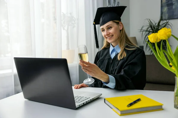 Online Abschlussfeier Glückliche Frau Mit Laptop Und Champagner Trinken Mit — Stockfoto