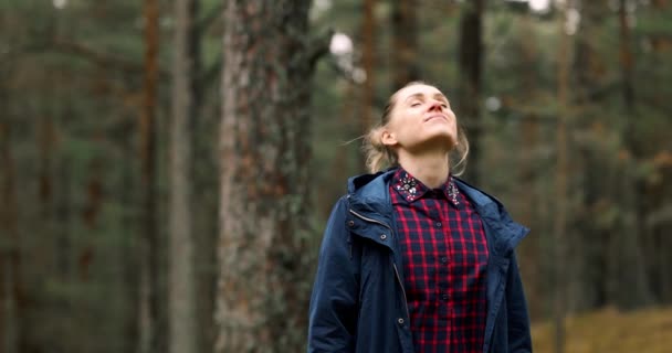 Mulher Respirar Fundo Desfrutar Natureza Floresta Meditação Alívio Estresse — Vídeo de Stock