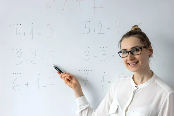 Professor Matemática Explicando Matemática Básica Ensino Fundamental Quadro Branco Sala — Fotografia de Stock