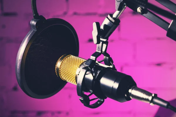 Professionelles Tonstudio Mikrofon Auf Neonrosa Hintergrund — Stockfoto