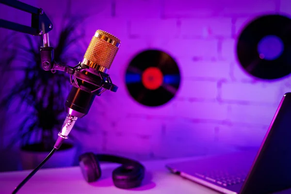 Felvétel Podcast Mikrofon Fejhallgató Laptop Otthoni Stúdióban Neonfények — Stock Fotó