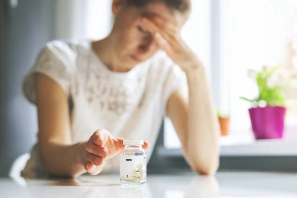 Kobieta Bólem Głowy Sięgająca Tabletki Przeciwbólowe Migrena Cefalalgia Koncepcja Stresu — Zdjęcie stockowe