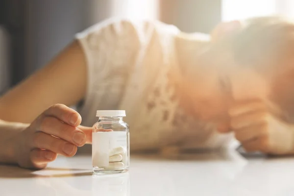 Ledsen Deprimerad Ung Kvinna Sträcker Sig Efter Antidepressiva Medel Ångest — Stockfoto