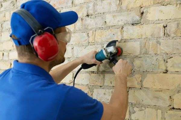 Werknemer Schoonmaken Oude Bakstenen Muur Met Roterende Draad Borstel — Stockfoto