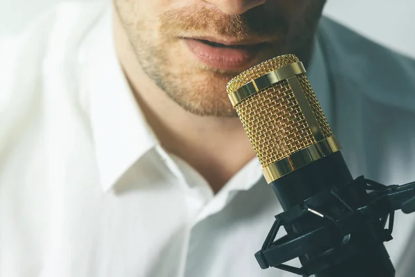 Fiatal Férfi Rögzíti Podcast Beszélő Mikrofon Közelkép — Stock Fotó