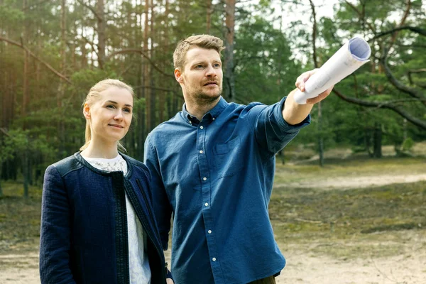 Junges Paar Betrachtet Und Wählt Ein Grundstück Für Den Bau — Stockfoto