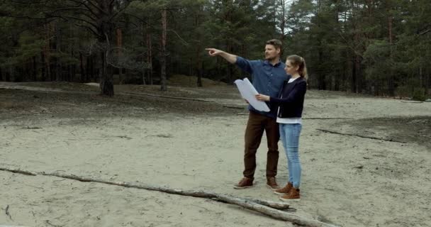 Jeune Couple Choisissant Une Parcelle Terrain Pour Construction Pavillon Forestier — Video