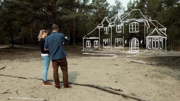 Pareja Joven Planeando Casa Ensueño Familiar Parcela Comprada Tierra Bosque — Vídeos de Stock