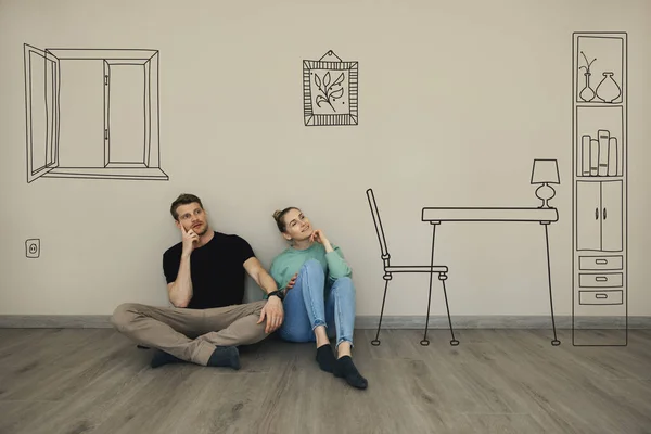 Jovem Casal Imaginar Interior Nova Casa Sentado Chão Pensando Vazio — Fotografia de Stock