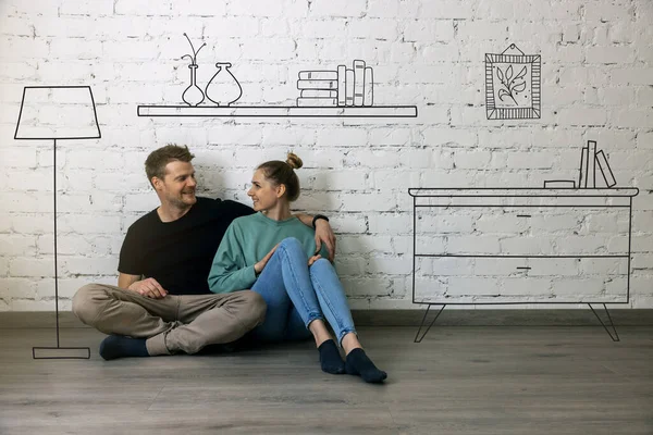 Casal Feliz Sentado Chão Planejando Novo Interior Casa Esboço Móveis — Fotografia de Stock