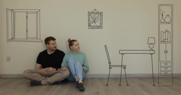 Mladý Pár Představuje Interiér Nového Domu Sedět Podlaze Snít Prázdné — Stock video