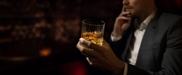 Mannen Kostym Sitter Lyxbaren Herrklubben Och Dricker Whisky Kopieringsutrymme — Stockfoto