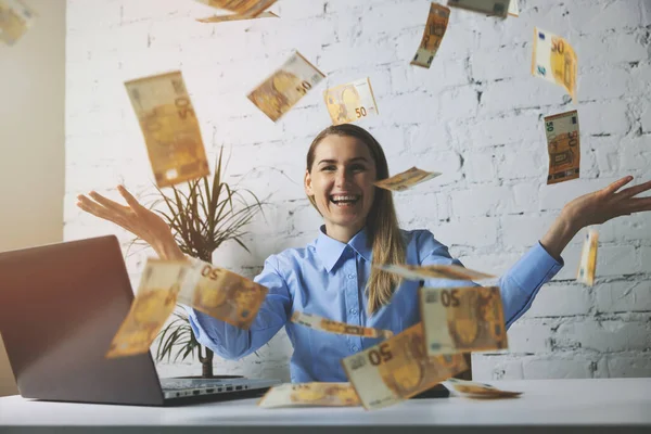 Bem Sucedida Mulher Negócios Alegre Jogando Notas Euro Escritório Dinheiro — Fotografia de Stock