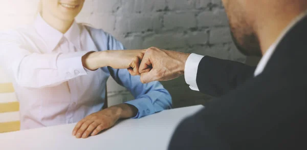 Gente Negocios Puño Golpe Después Acuerdo Exitoso Trabajo Equipo Concepto —  Fotos de Stock