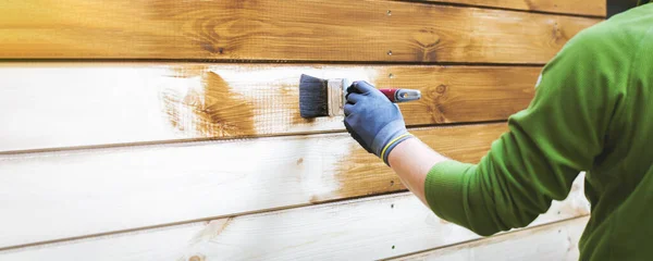 Homem Pintura Madeira Casa Exterior Tapume Com Tinta Protetora Marrom — Fotografia de Stock