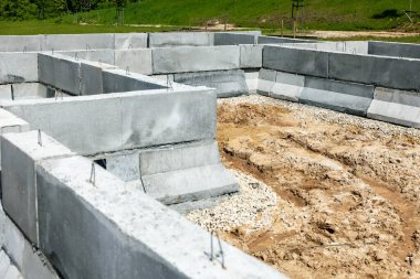 yeni ev için beton blok temel inşaatı