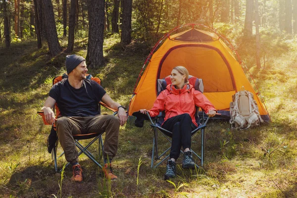 Gelukkig Paar Ontspannen Camping Stoelen Een Wandeling Het Bos — Stockfoto