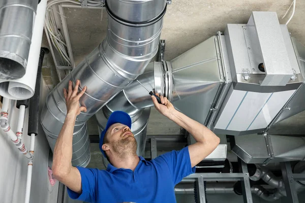 Hvac Diensten Werknemer Installeren Leidingen Systeem Voor Ventilatie Airconditioning Huis — Stockfoto