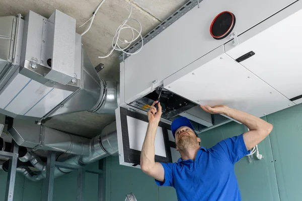 Hvac Teknisyeni Havalandırma Sistemi Ile Havalandırma Kanalı Kuruyor — Stok fotoğraf