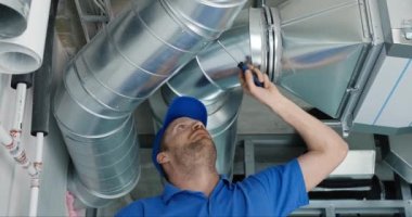 hvac hizmetleri - işçiler havalandırma ve havalandırma için havalandırma kanallı sistem kurdular